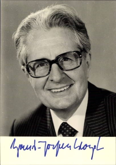 Postcard politician Hans Joachim Vogel, portrait, autograph, member of the SPD presidium