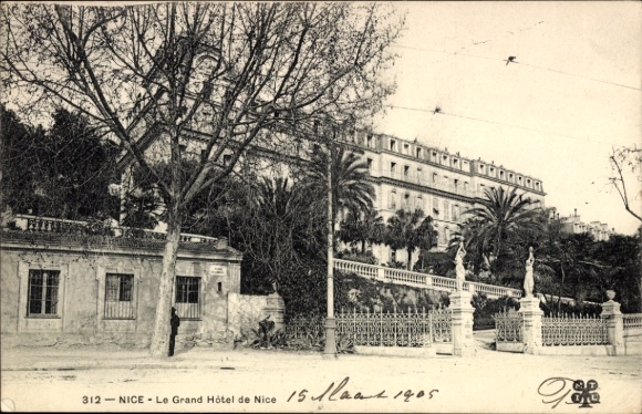 KP Nice Alpes Maritimes, Le Grand Hôtel de Nice, palmy, posągi, drzewa, czarno-białe zdjęcie