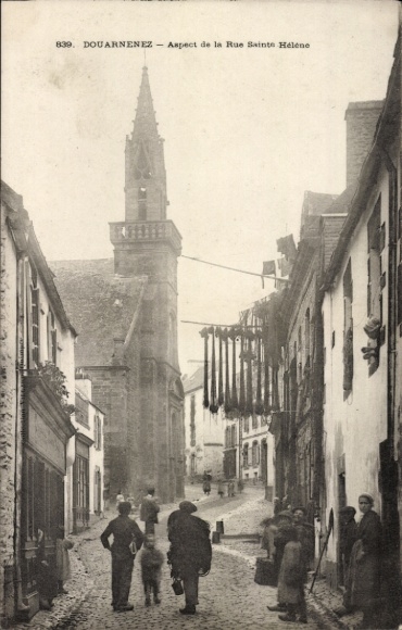 Postcard Douarnenez Finistère, aspect of Rue Sainte Héléne
