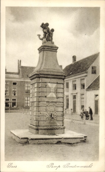 Ak Goes Zeeland Niederlande, Brunnen mit Statue, Gebäude im Hintergrund,  in 