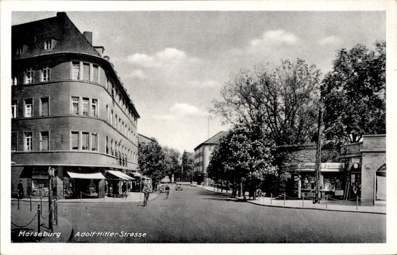 Ak Merseburg an der Saale, Stadtansicht, Adolf Hitler-Strasse, Bäume, Geschäfte