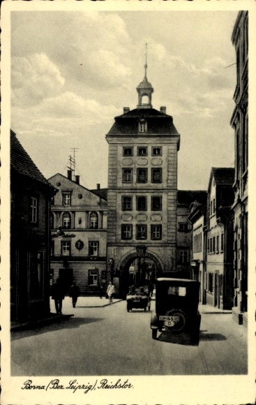 Ak Borna in Sachsen, Reichstor,  Architektur, Straßenansicht, Autos, Wolkenbildung