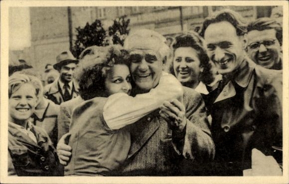 Postcard Wilhelm Pieck says goodbye to FDJ members, departure to the World Youth Games Budapest