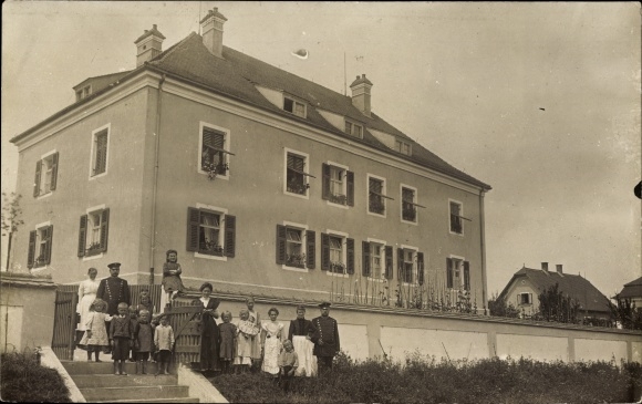 Photo Postcard Kaisheim in the Swabian district of Donau Ries, residents in front of a residential building