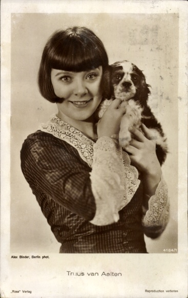 Ak Schauspielerin Truus van Aalten, Portrait, Hund