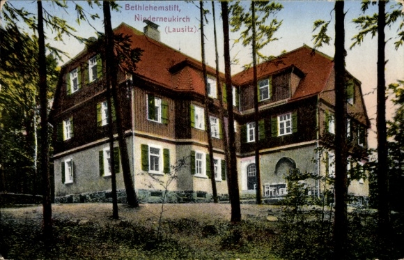 Postcard Niederneukirch Neukirch in der Lausitz, Bethlehemstift, green building, forest landscape
