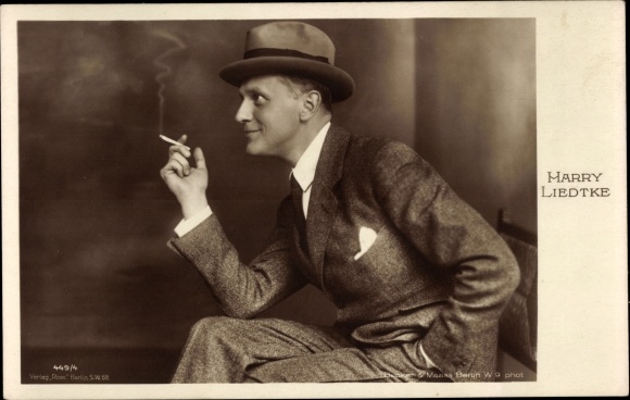 Postcard actor Harry Liedtke, portrait in a suit, hat, cigarette, Ross Verlag 449/4