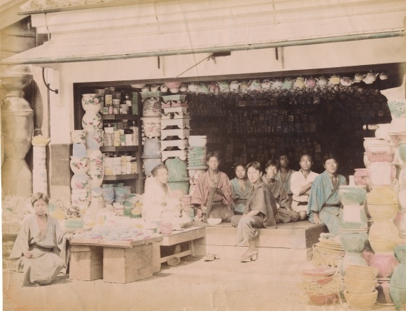 Photo Japanese in front of wicker shop