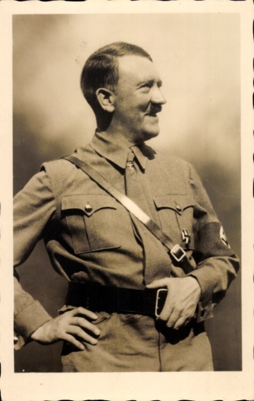 KP Führer i kanclerz Rzeszy Adolf Hitler w mundurze partyjnym, portret stojący