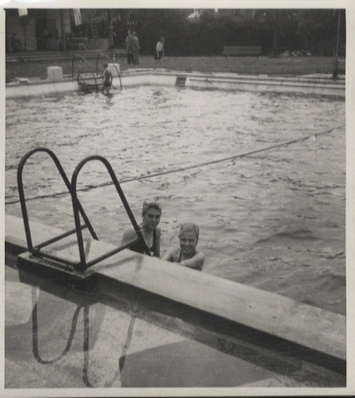 Original Fotos Berlin Tempelhof, Fritz Werner AG, Betriebsschwimmbad, um 1946, ca. 12x13 cm