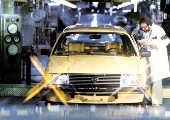 Postcard Rüsselsheim am Main Hessen, yellow Opel Ascona B in a production hall, a man standing...