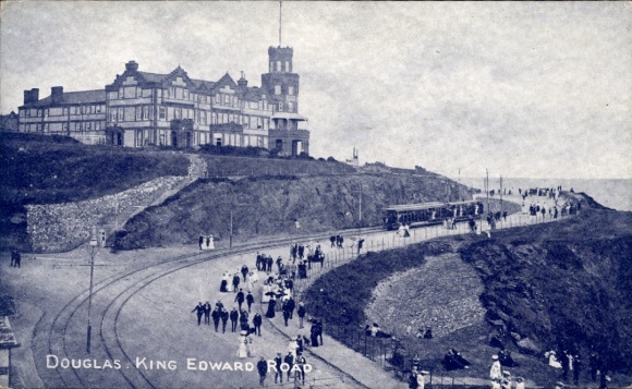 Postcard Douglas Isle of Man, buildings on hillside, road with rails, walkers, coastal view, King...