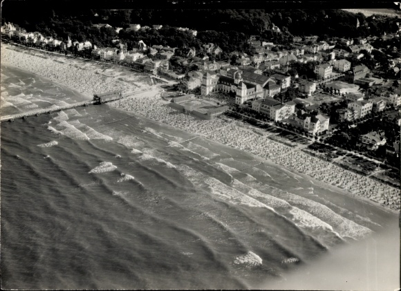 Photo Seaside resort Binz on Rügen, aerial view of the beach, promenade