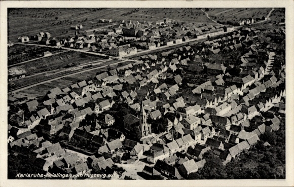 Ak Karlsruhe in Baden, Luftaufnahme von Karlsruhe mit vielen Dächern und einer Kirche