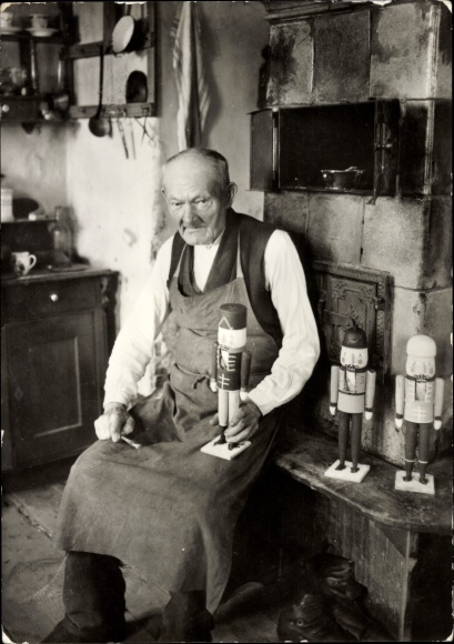 Postcard Seiffen in the Erzgebirge, nutcracker manufacturer Wilhelm Füchtner