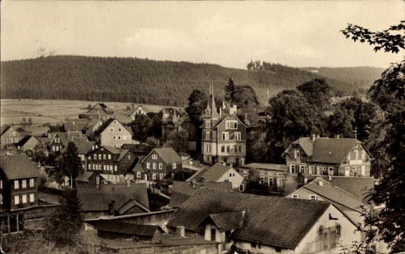 Ak Scheibe Alsbach Neuhaus am Rennweg Thüringen, Blick auf ein Dorf, Häuser, Wald im Hintergrund,