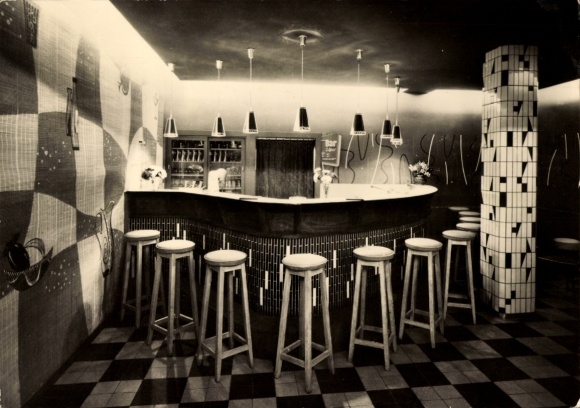 Ak Ostseebad Boltenhagen, Bar im FDGB-Erholungsheim Fritz Reuter, Holzbar, Theke, Sitzgelegenh...