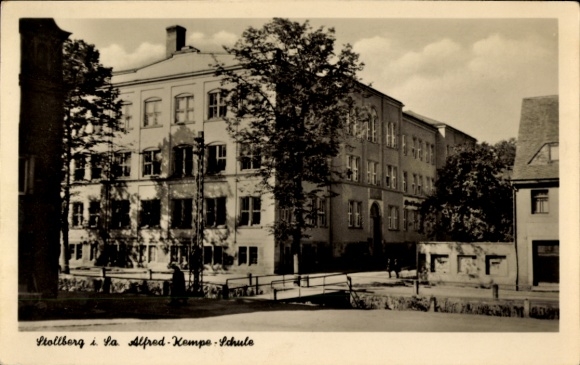 Ak Stollberg im Erzgebirge, Alfred Kempe Schule,  Gebäude, Bäume, schwarz-weiß