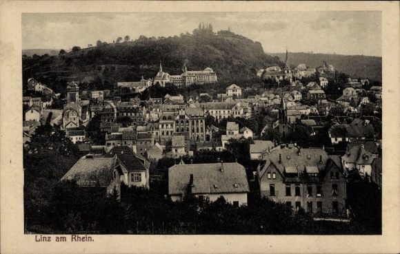 Ak Linz am Rhein, Historische Stadtansicht, Häuser, Kirchtürme, Berg im Hintergrund