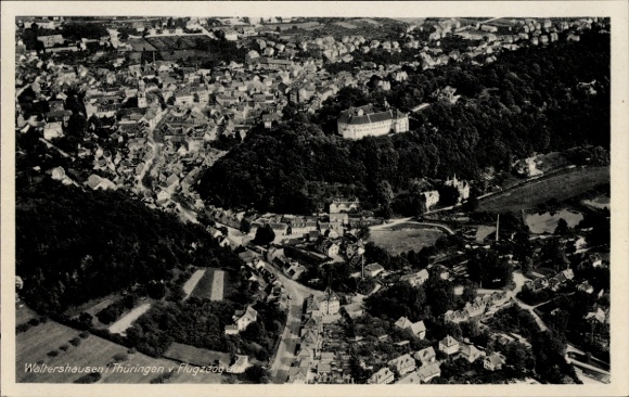 Ak Waltershausen in Thüringen, Luftbild von  Thüringen, Schloss im Hintergrund, Landschaft