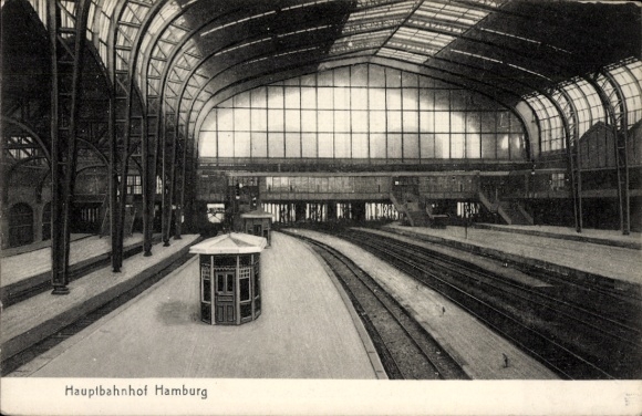 Postcard Hamburg Mitte St. Georg, interior view of the main station, station hall