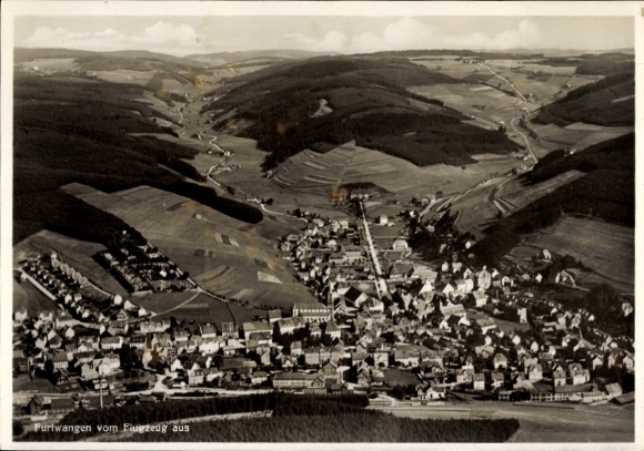 Ak Furtwangen im Schwarzwald, Luftaufnahme von  weitläufige Landschaft, Bebauung sichtbar