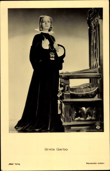 Ak Schauspielerin Greta Garbo, Standportrait