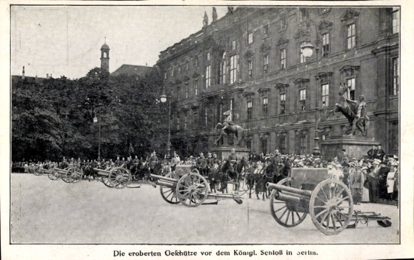Ak Berlin Mitte, Eroberte russische Geschütze vor dem Schloss, I WK
