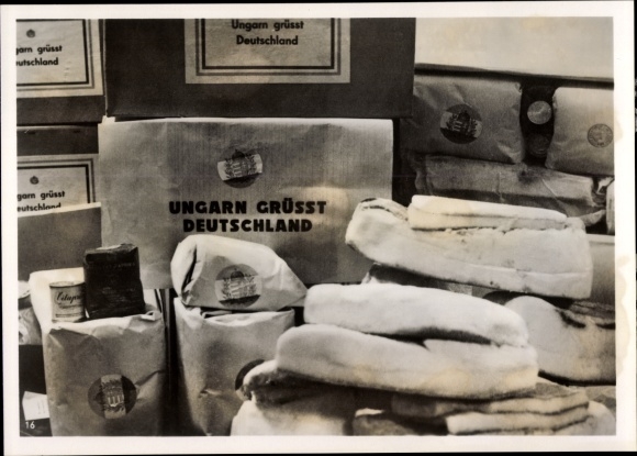 Photo Hoffmann, Heinrich, Hungarian food parcels for German children, January 1940