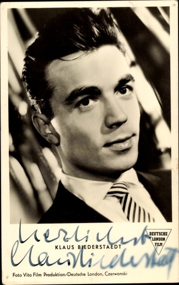 Postcard actor Claus Biederstaedt, portrait, love war according to sheet music, autograph