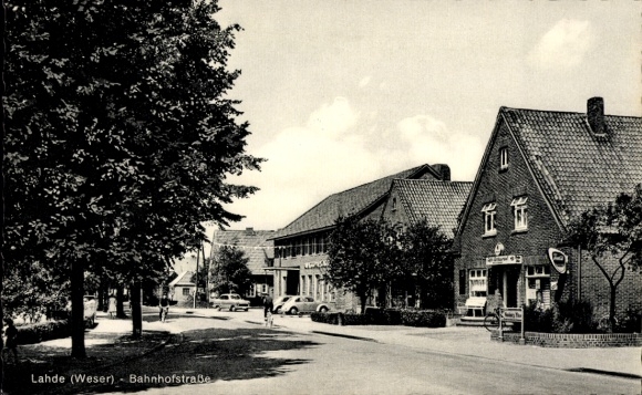 Postcard Lahde Petershagen an der Weser, Bahnhofstraße, trees, houses, street