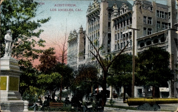 Ak Los Angeles Californië VS, auditorium, park met standbeeld, historische gebouwen, mensen