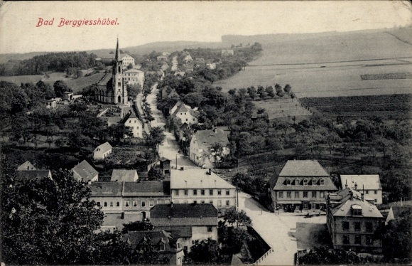 Ak Berggießhübel in Saksen, plaats vanuit vogelperspectief, kerk