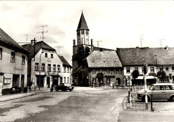 Ak Wittichenau in der Oberlausitz, Marktplatz, Kirche, Gebäude, alte Autos, schwarz-weiß Foto