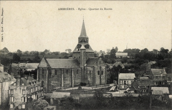 Ak Ambrières le Grand Mayenne, Eglise Quartier du Rocros, Bild von der Kirche, umliegende Gebäude