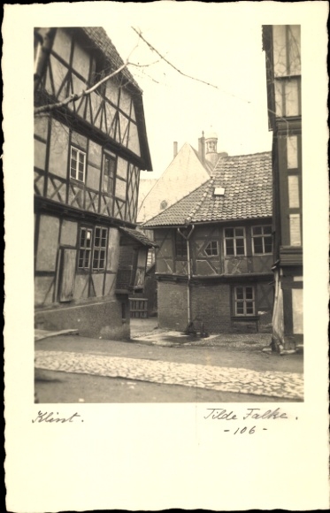 Ak Wernigerode im Harz, Fachwerkhäuser, enge Gasse, Schwarz-Weiß-Fotografie, Tilde Falke