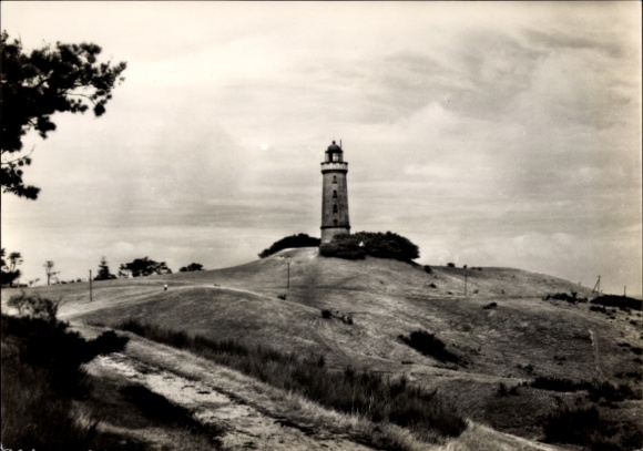 Ak Insel Hiddensee in der Ostsee, Leuchtturm auf Hügel, Landschaft mit Bäumen und Wolken, Histori