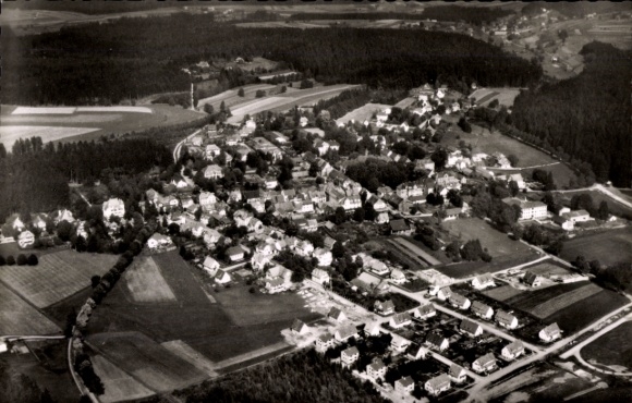 Ak Königsfeld im Schwarzwald Baden, Luftaufnahme von  Schwarzwald, heilklimatischer Luftkurort