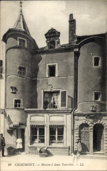 KP Chaumont Haute-Marne, dom z dwiema wieżyczkami, architektura, widok z ulicy