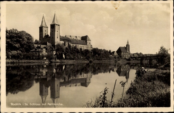 Ak Rochlitz an der Mulde Sachsen, Schloss mit zwei Türmen, Petrikirche, Spiegelung im Wasser