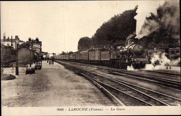Postcard Laroche Yonne, station, track side, steam engine