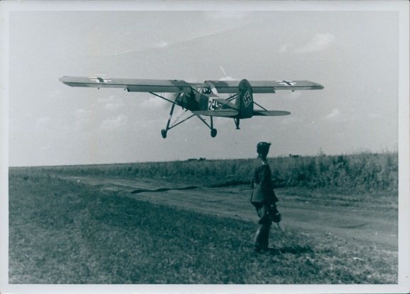 Photo Fiseler Storch aircraft, takeoff, II.WK, 18.07.1942