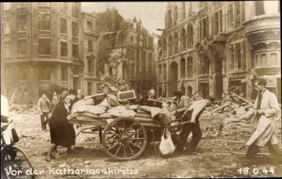 Photo Hamburg Mitte Altstadt, in front of St. Catherine's Church, rubble, people with last belongings