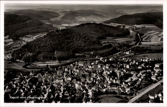 Ak Nagold im Kreis Calw Baden Württemberg, Fliegeraufnahme der Stadt