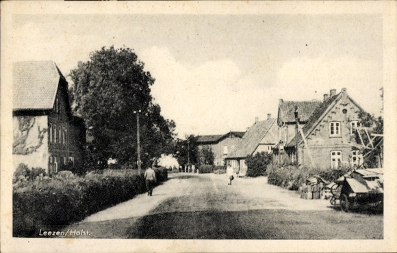 Ak Leezen in Holstein, Straßenpartie, Häuser, Passanten