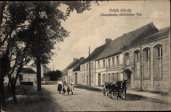 Ak Brück in Brandenburg, zicht op de hoofdstraat, zuidoostelijk deel, restaurant, eigenaar August Gieram