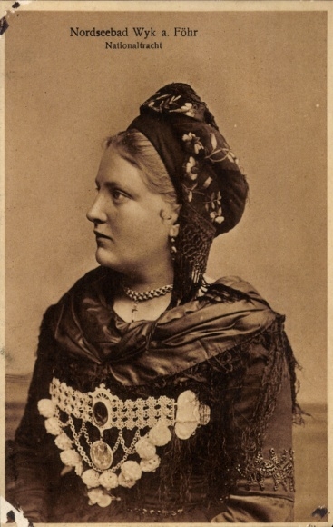 Postcard North Sea resort Wyk on Föhr, Frisian woman in national costume, North Friesland