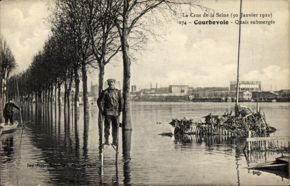 Postcard Courbevoie Hauts de Seine, flood, January 1910, man on tree trunk, flooded street