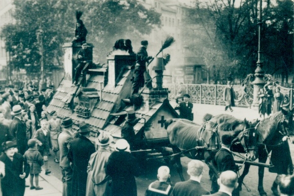 Sammelbild Bild-Dokumente unserer Zeit Nr. 374 Woche des Handwerks 1933, Festwagen Schornsteinfeger