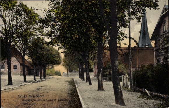 Ak Sörup in Sleeswijk-Holstein, Dorfstrasse met de twee scholen